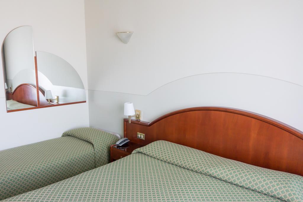 Hotel Porto Azzurro Sirmione Room photo